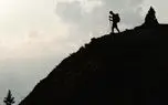 روش جالب یک کوهنورد برای پایین آمدن از کوه!+ فیلم